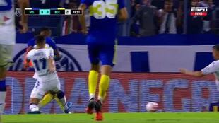 Lautaro Gianetti, en su intento de evitar el centro del delantero colombiano, le comete infracción a Sebastián Villa pero, en esta ocasión el VAR no intervino en Liniers, donde Vélez y Boca empatan por la Copa de la Liga Profesional.