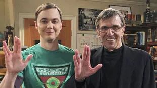 Jim Parson junto a Leonard Nimoy, recreando el saludo del señor Spock