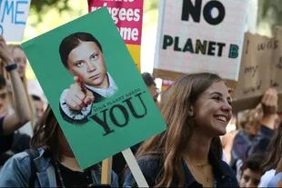 Un cartel de Greta Thunber, la activista sueca adolescente, en la huelga escolar por el clima hoy en Londres