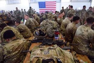 Los soldados de la 82.a división aerotransportada estadounidense esperan en Carolina del Norte el viaje para desplegarse en Polonia 