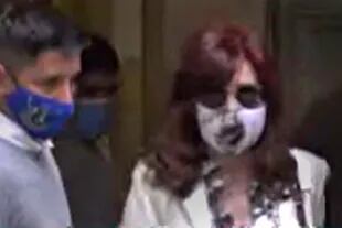 Cristina Kirchner, el jueves, al salir de su casa camino al Sanatorio Otamendi
