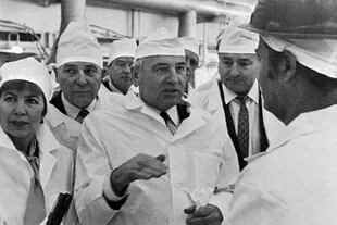 El expresidente soviético Mijaíl Gorbachov (centro) y su esposa Raisa Gorbacheva (segunda por la izq.) visitaron la planta nuclear en 1989