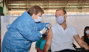 El gobernador Gutiérrez ya se aplicó la vacuna