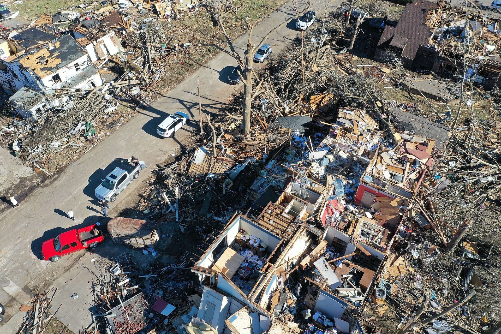 Mayfield, una ciudad de 10.000 personas cerca de la punta más occidental de Kentucky, fue declarada como “zona cero” del desastre. Cuadras enteras fueron arrasadas, casas históricas y edificios destruidos, árboles sin ramas y automóviles volteados en los campos