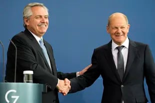 On Wednesday, May 11, 2022, German Chancellor Olaf Scholes and Argentine President Alberto Fernandez shook hands after a meeting at the German Chancellor's office in Berlin.