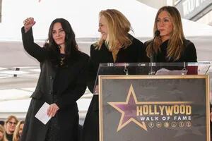 Courteney Cox descubrió su estrella en el Paseo de la fama en Hollywood junto a Jennifer Aniston y Lisa Kudrow