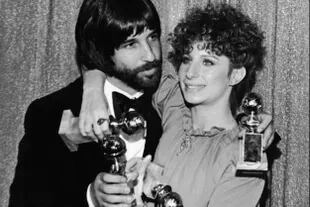 Jon Peters y Barbra Streisand en la premiación de los Globo de Oro, en 1977