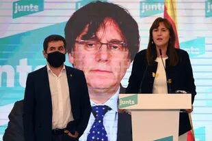 La candidata del partido "Junts per Catalunya", Laura Borras, pronuncia un discurso junto a Jordi Sánchez y el expresidente regional Carles Puigdemont, por videoconferencia, en un hotel de Barcelona en la noche de las elecciones regionales en Cataluña
