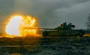 El ejército ucraniano dispara un tanque ruso T-80 capturado en la posición rusa en la región de Donetsk, Ucrania, el martes 22 de noviembre de 2022.