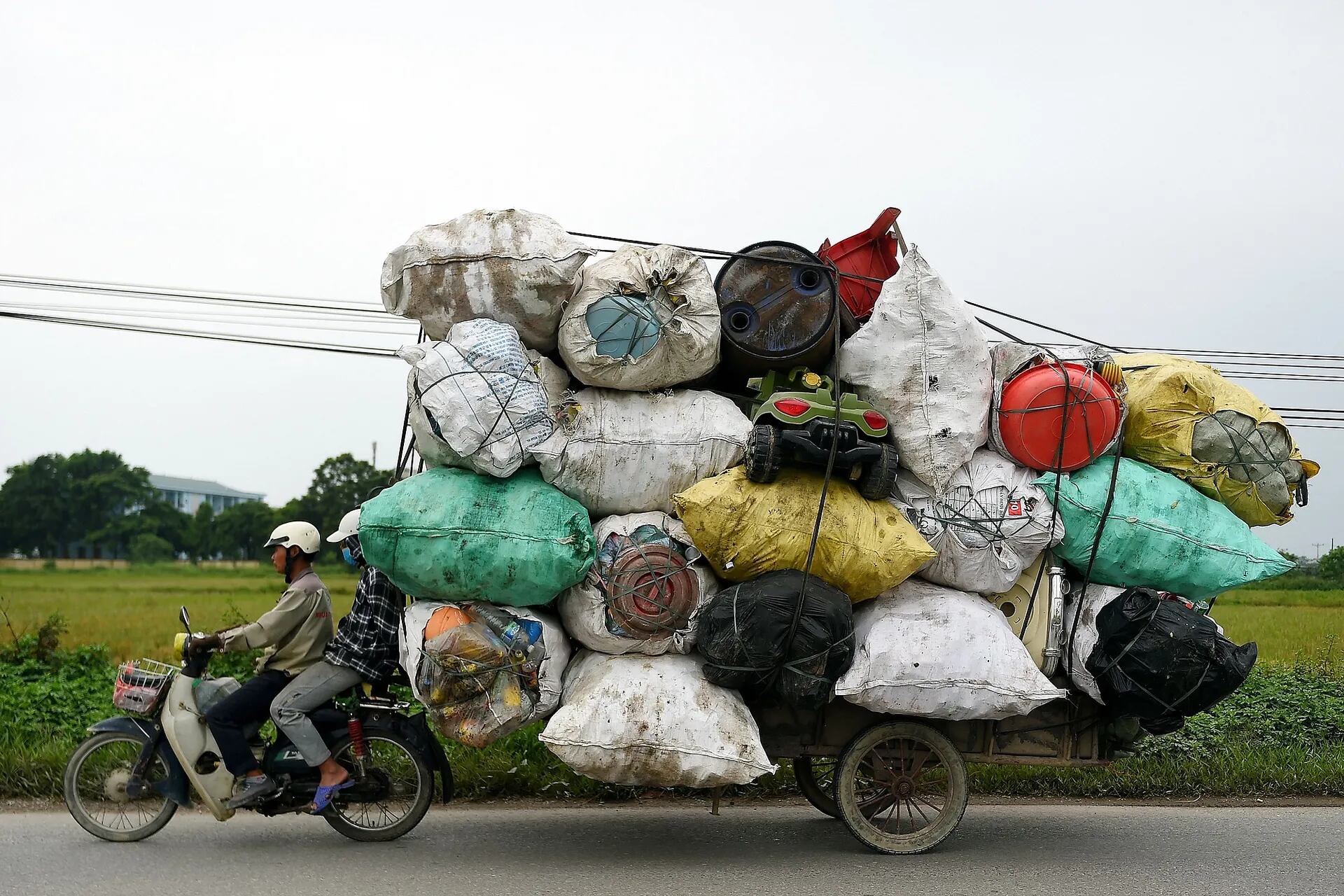 Los recolectores de residuos transportan desechos plásticos para reciclar en los suburbios de Hanoi.