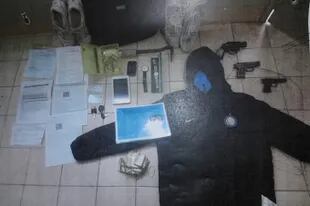 Las réplicas de armas, los relojes y la vestimenta secuestrada en la casa del sospechoso