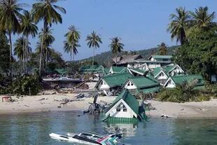 Muchas de las infraestructuras de las islas Phi Phi quedaron destrozadas tras el paso del tsunami