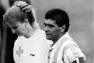Con la enfermera, rumbo al control antidoping en Estados Unidos 94... la última postal mundialista de Diego Maradona