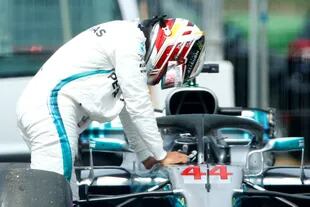 Lewis Hamilton apesadumbrado, tras su error y problema hidráulico del Mercedes