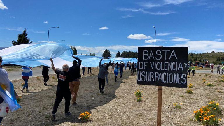 Masiva protesta en Bariloche contra la toma de tierras