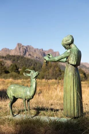 En el parque se destaca la escultura Femme et gazelle de Henri Bouchard.