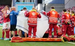 Los jugadores de Dinamarca reaccionan cuando su compañero de equipo Christian Eriksen yace en el suelo durante el partido del grupo B del campeonato de fútbol de la Eurocopa 2020 entre Dinamarca y Finlandia en el estadio Parken en Copenhague