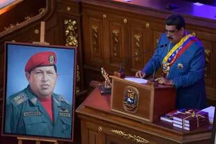 Nicolás Maduro y una imagen de su predecesor y mentor, Hugo Chávez