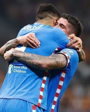 El abrazo de De Paul y Suárez en el partido de Champions League