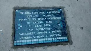 Una placa recuerda el asesinato de Nicolás Pacheco en la sede de Racing de Villa del Parque