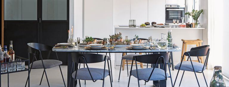 Celebración. Una cocina integrada brilla como escenario de una mesa elegante