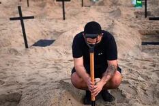 Brasil: cavan tumbas en la playa de Copacabana para protestar contra Bolsonaro