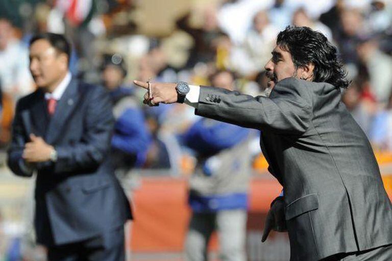Huh, en el fondo, y Maradona, como entrenadores de sus selecciones en Sudáfrica 2010