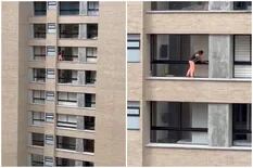 La arriesgada maniobra de una mujer para limpiar las ventanas de un piso 12