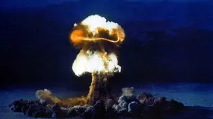 La proliferación de armas nucleares durante la Guerra Fría hizo que el reloj se acercara a la media noche
