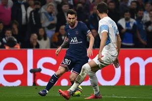 Lionel Messi es marcado por Luan Peres durante el partido que disputan el PSG y el Olympique de Marsella.