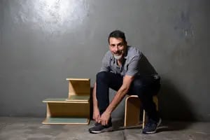 Con una nueva versión de un zapatero de madera, un diseñador fue destacado en un concurso internacional