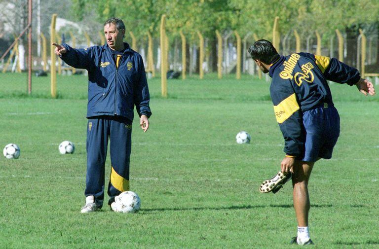 Gamboa escucha las indicaciones de Carlos Bilardo, en Boca; al "Negro" lo dirigieron Menotti y Bilardo en el club xeneize y analiza: "Son tan diferentes que, al dar la vuelta, sentís que en algún punto se encuentran”  