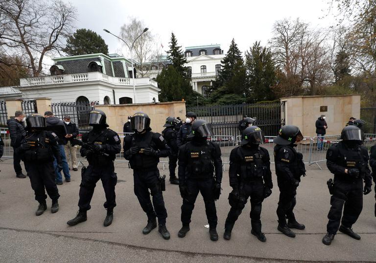 Unos policías con equipo antimotines vigilan la zona aledaña a la embajada de Rusia en Praga, República Checa, el domingo 18 de abril de 2021. (AP Foto/Petr David Josek)