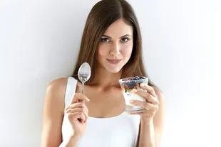 Es yogur es un alimento probiótico esencial con alrededor de 100 millones de bacterias y numerosas propiedades para nuestro organismo.