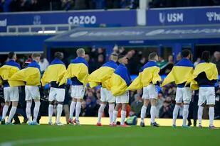 Entre los titulares de Everton frente a Manchester City no hubo ningún ucranio, pero fue como si todos lo hubieran sido: la bandera azul y amarilla dejó en claro a qué país respaldaban en el conflicto con Rusia.