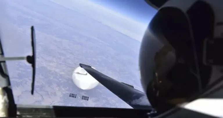 Ein Selfie eines amerikanischen Piloten, der mit einem chinesischen „Spionageballon“ posiert, bevor er abgeschossen wird