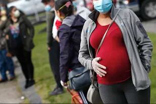En EE.UU. crece el número de contagios en embarazadas, que no son anti-vacunas, pero que prefieren esperar para después del parto