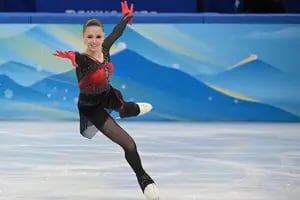 La rusa Kamila Valieva, de 15 años, hizo un salto histórico y ganó el oro en patín artístico