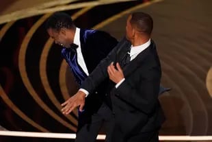 Will Smith golpeó a Chris Rock en plena ceremonia de los Oscar por haber bromeado por una condición de salud de su esposa . (AP Photo/Chris Pizzello)