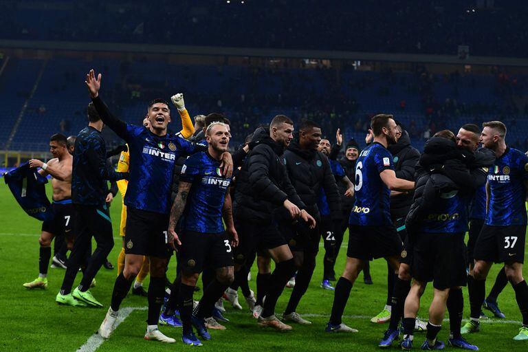 El plantel de Inter festeja la obtención de la Supercopa