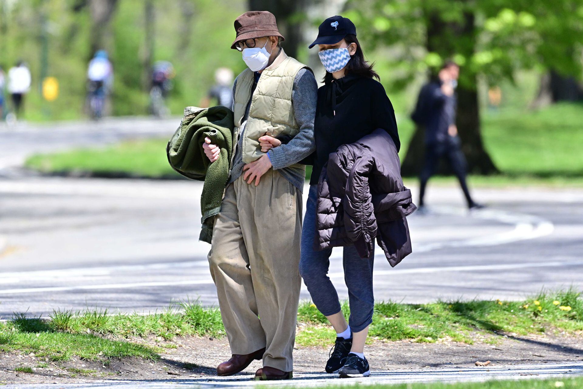 Woody Allen y su esposa Soon-Yi caminan por Nueva York en tiempos de Covid