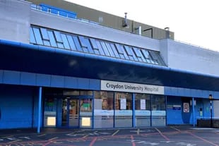 El frente del Hospital de la Universidad de Croydon, en el sur de Londres, donde se entregó el primer lote de vacunas Covid-19, en el área