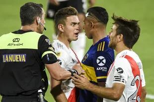 Tenso cruce entre Rafael Santos Borré de River Plate y Sebastián Villa de Boca Juniors en la cara del arbitro Rappallini.