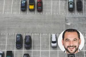 Debía miles de dólares en multas y ahora fundó una empresa multimillonaria para reservar estacionamiento