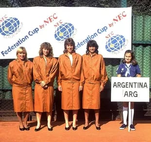 Emilse Raponi junto a varias tenistas argentinas: los 80 marcaban otro estilo de juego... y de preparación 