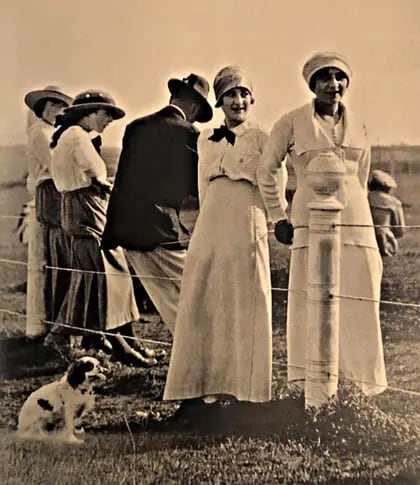 Las hermanas de Jack Nelson en la estancia Salalé, de Ameghino, propiedad de la familia; Juan Diego empezó en el polo en 1913.