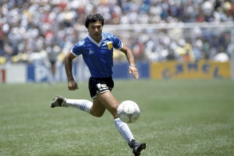 El Vasco en acción en México 86, en el partido contra Inglaterra por los cuartos de final; la tarde de "la nuca de Dios", sí, cuando salvó el empate de Gary Lineker