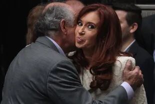 Oscar Parrilli y Cristina Kirchner; las palabras del senador revelan el apoyo de la vicepresidenta a la carta al FMI