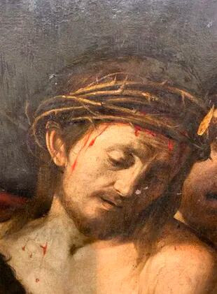 Bajo la nariz del Cristo y debajo del ojo izquierdo se detectó caída de pintura en pequeños círculos blancos