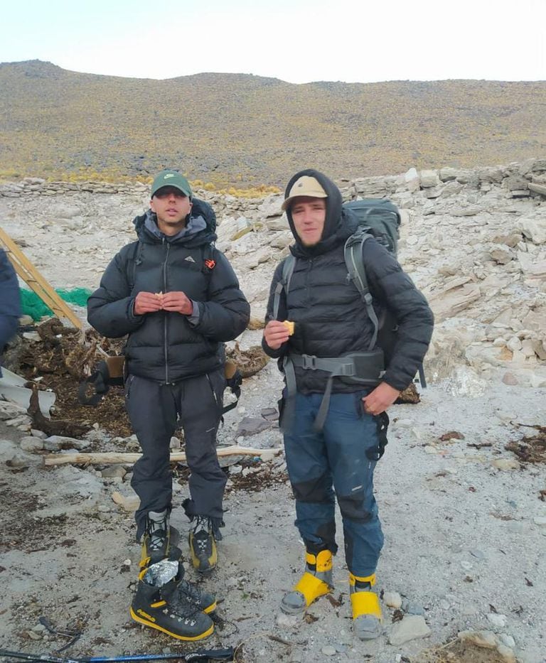 Rescate de dos andinistas franceses en el volcán Ojos del Salado, en Catamarca